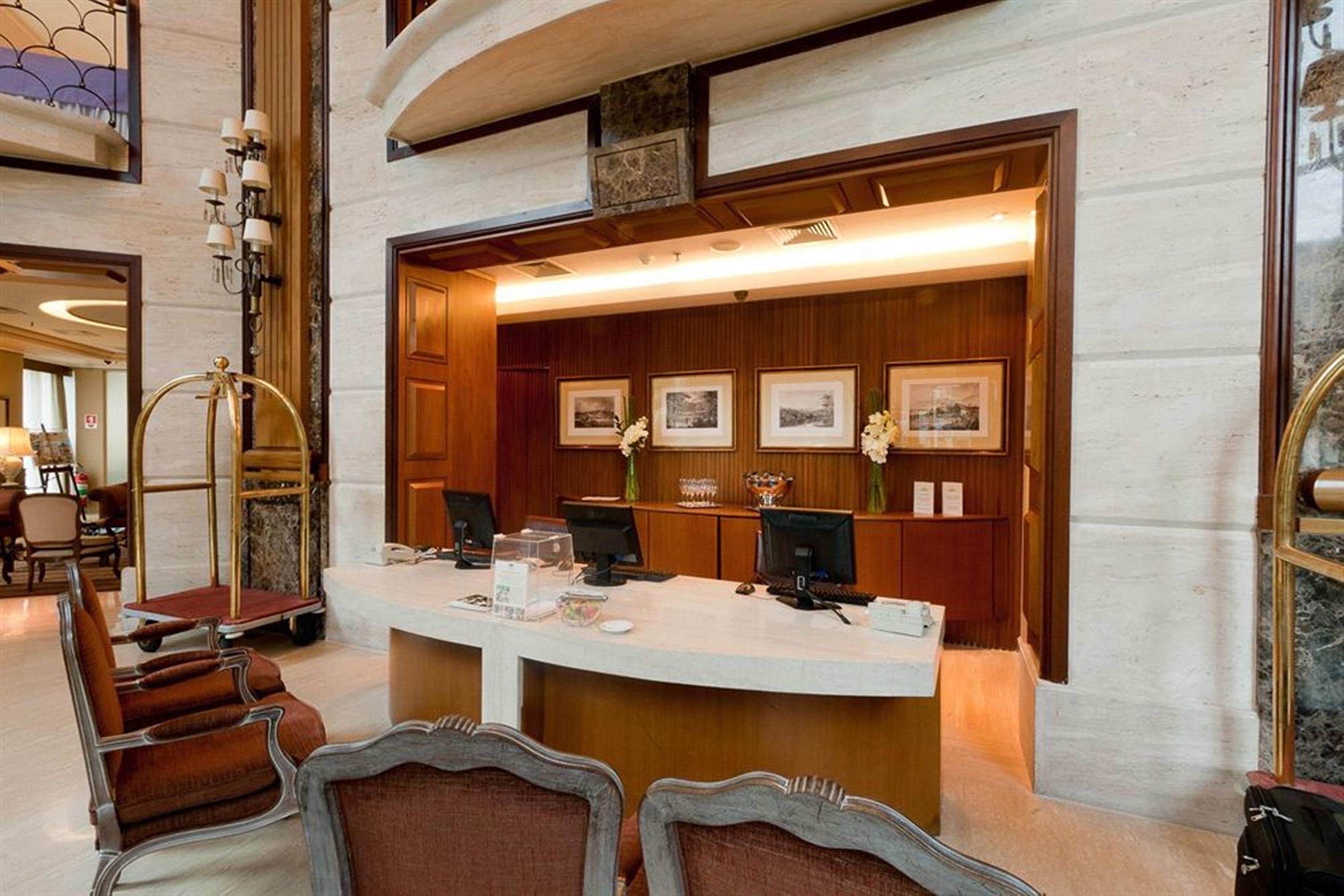 فندق Gran Estanplaza Berrini ساو باولو المظهر الخارجي الصورة Concierge desk at the Ritz-Carlton, Dubai