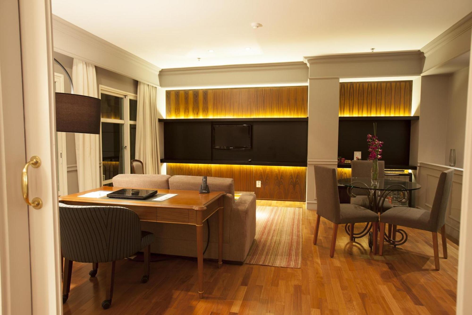 فندق Gran Estanplaza Berrini ساو باولو الغرفة الصورة A living room in a typical apartment