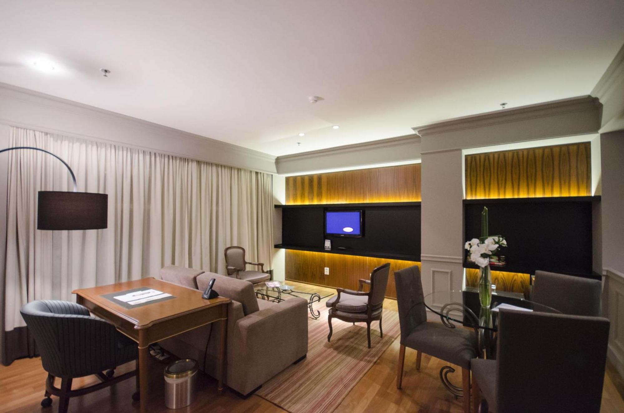 فندق Gran Estanplaza Berrini ساو باولو الغرفة الصورة A living room in a suite at the Mandarin Oriental, Santiago