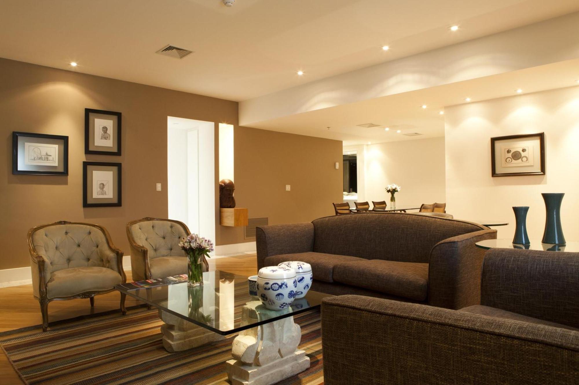 فندق Gran Estanplaza Berrini ساو باولو الغرفة الصورة A living room with recessed lighting